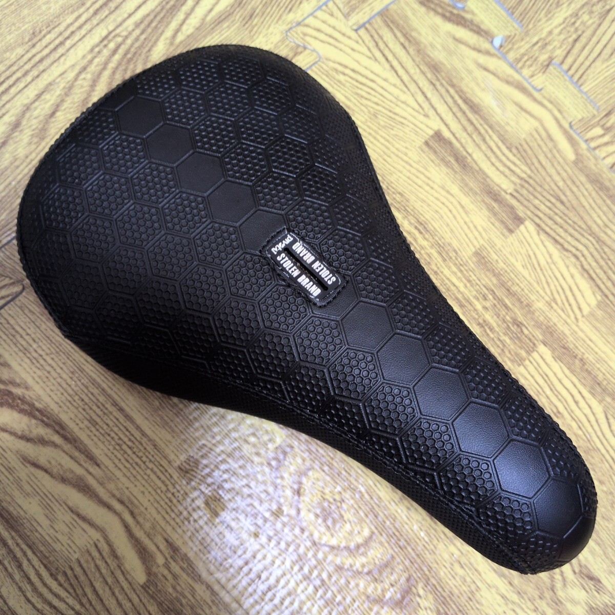 送料込み　STOLEN brand pivotal サドル BMX