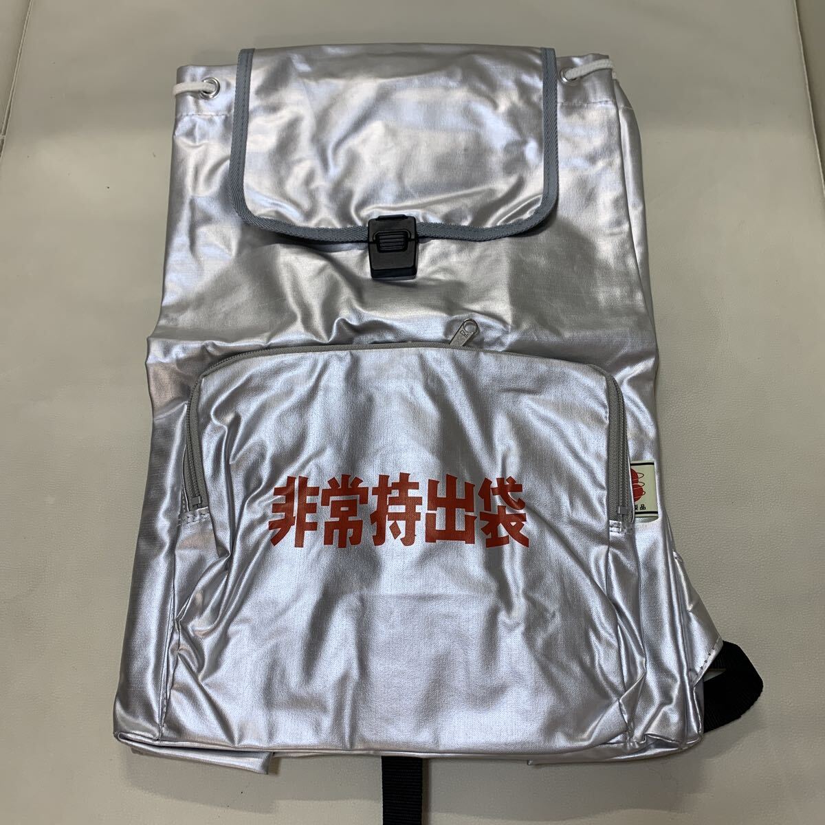 ☆IS-1130そ80 非常持出袋 防災用 災害 リュック シルバー 避難グッズ 未使用品☆