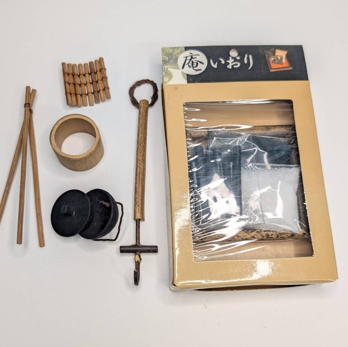 ミニチュア 和風 ドール ジオラマに 庵 いおり 希少 廃盤品 大創産業 ミニ囲炉裏 他 現状品