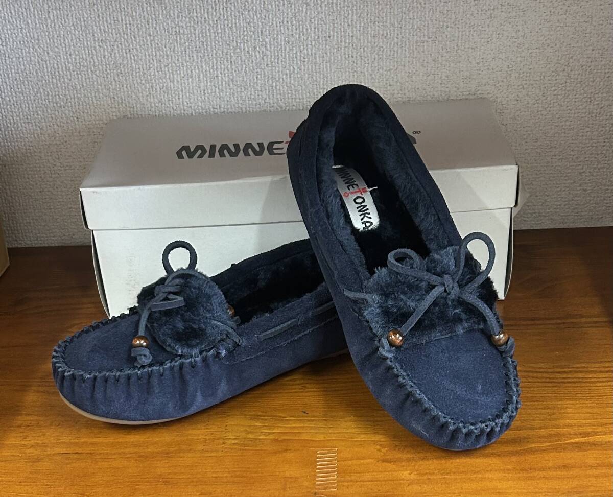 新品☆ミネトンカの高級スエード本革製ムートンモカシン☆ネイビー☆US7★24.0㎝