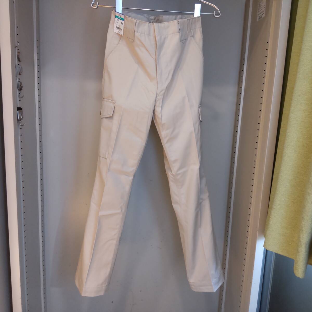 Y111904■(25)未使用 自重堂 TomoeSAKURA 秋冬 エコ製品制電カーゴパンツ 3320 サイズ73 XS? ベージュ 作業服 作業着 保管品■