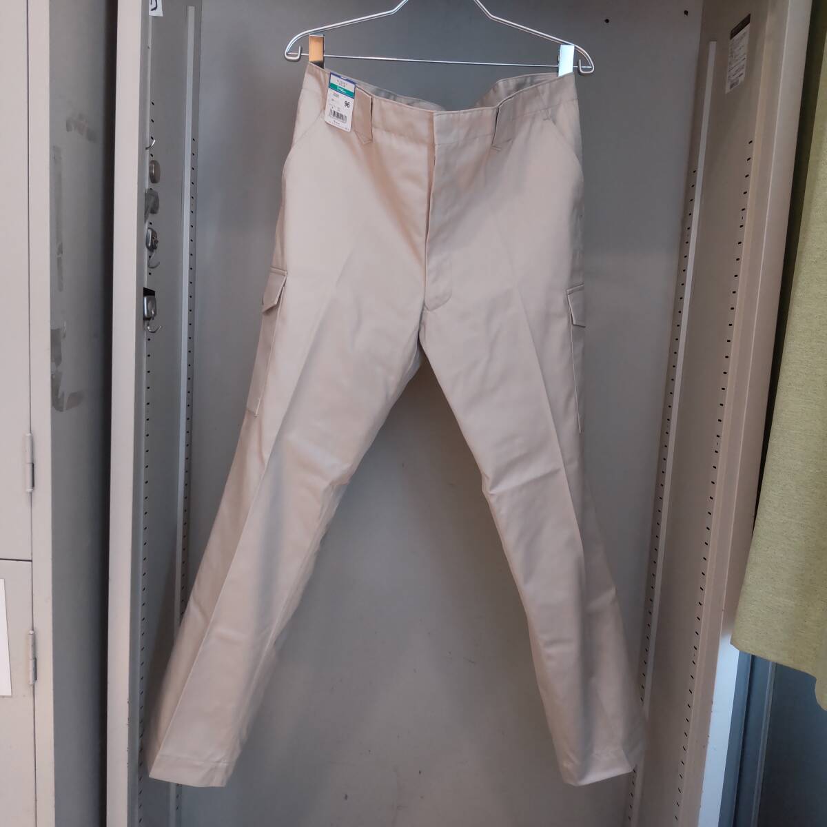 Y111907■(28)未使用 自重堂 TomoeSAKURA 秋冬 エコ製品制電カーゴパンツ 3320 サイズ96 4L? ベージュ 作業服 作業着 保管品■