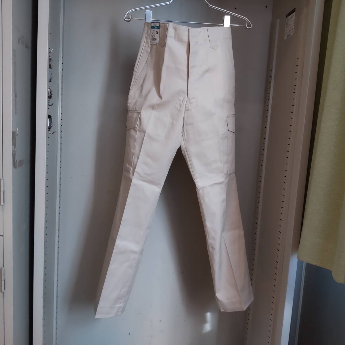 Y111909■(30)未使用 自重堂 TomoeSAKURA 春夏 エコ製品制電カーゴパンツ 5036 サイズ76 S? ベージュ 作業服 作業着 保管品■