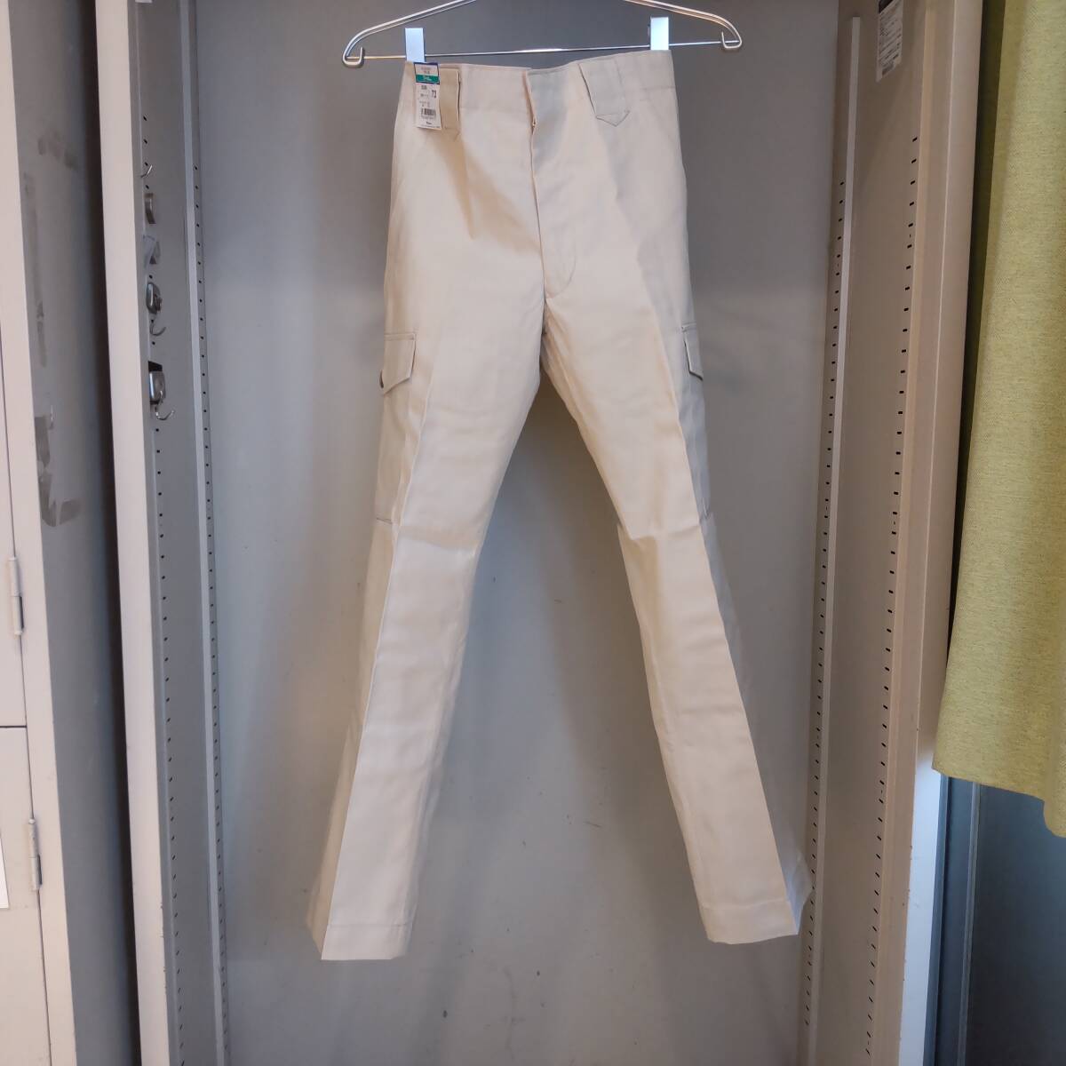 Y111908■(29)未使用 自重堂 TomoeSAKURA 春夏 エコ製品制電カーゴパンツ 5036 サイズ73 XS? ベージュ タグ付き 作業服 作業着 保管品■