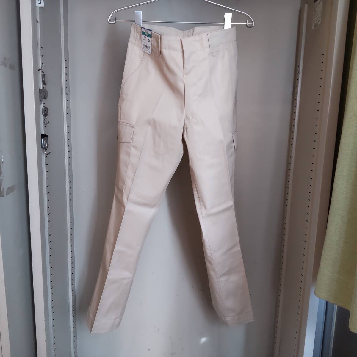 Y111910■(31)未使用 自重堂 TomoeSAKURA 春夏 エコ製品制電カーゴパンツ 5036 サイズ76 S? ベージュ 作業服 保管品 小さな汚れあり■
