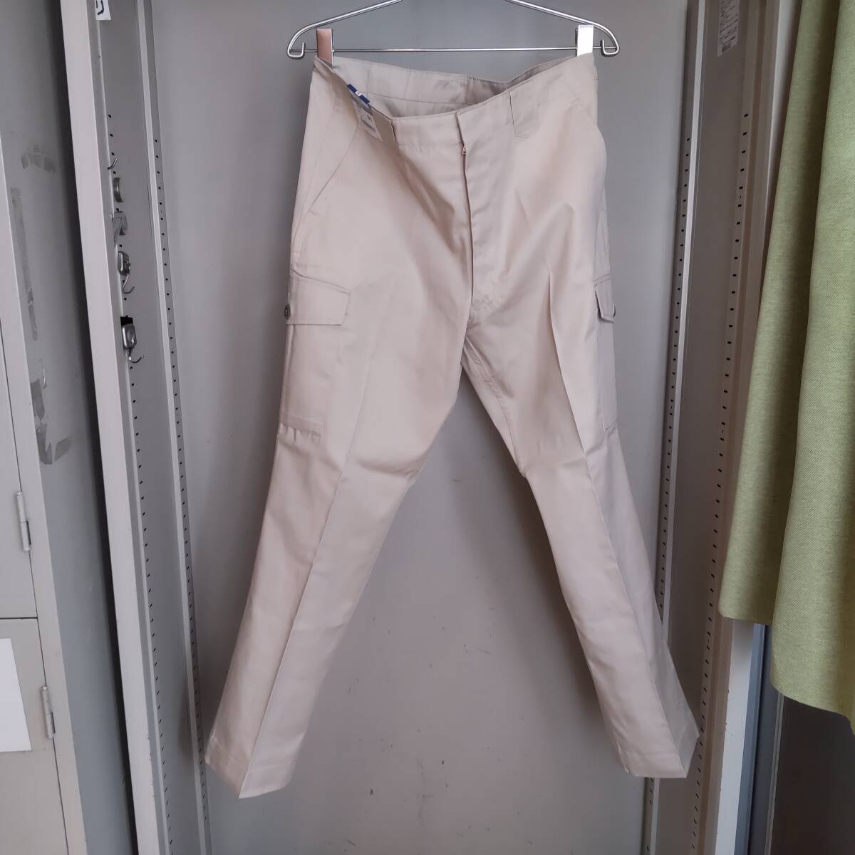Y111913■(34)未使用 自重堂 TomoeSAKURA 春夏 エコ製品制電カーゴパンツ 5036 サイズ91 3L? ベージュ 作業服 作業着 保管品■
