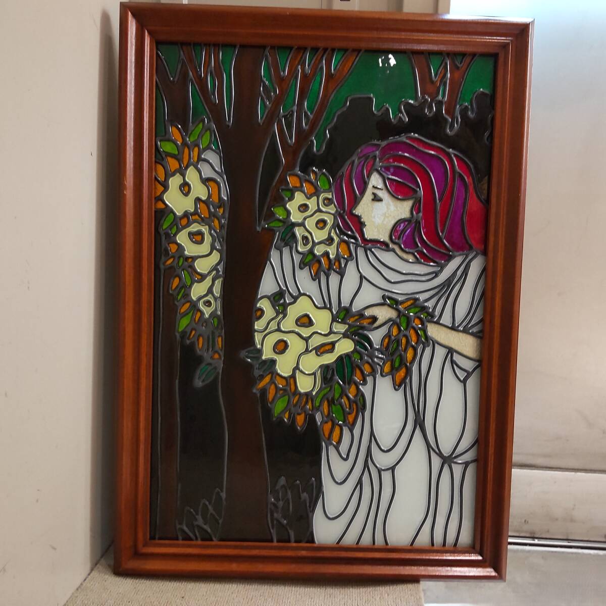 Y112504■額装 ステンドグラス 女性 横顔 花束 壁掛け 木製額縁 幅約48cm 高さ約67cm インテリア アート ガラス工芸 レトロ■