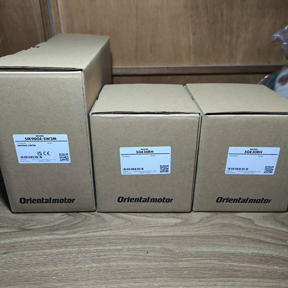 (3点セット)オリエンタルモーター 5IK90GE-SW2M 電磁ブレーキ付モーター 5GE30RH 直交軸ギヤヘッド×２