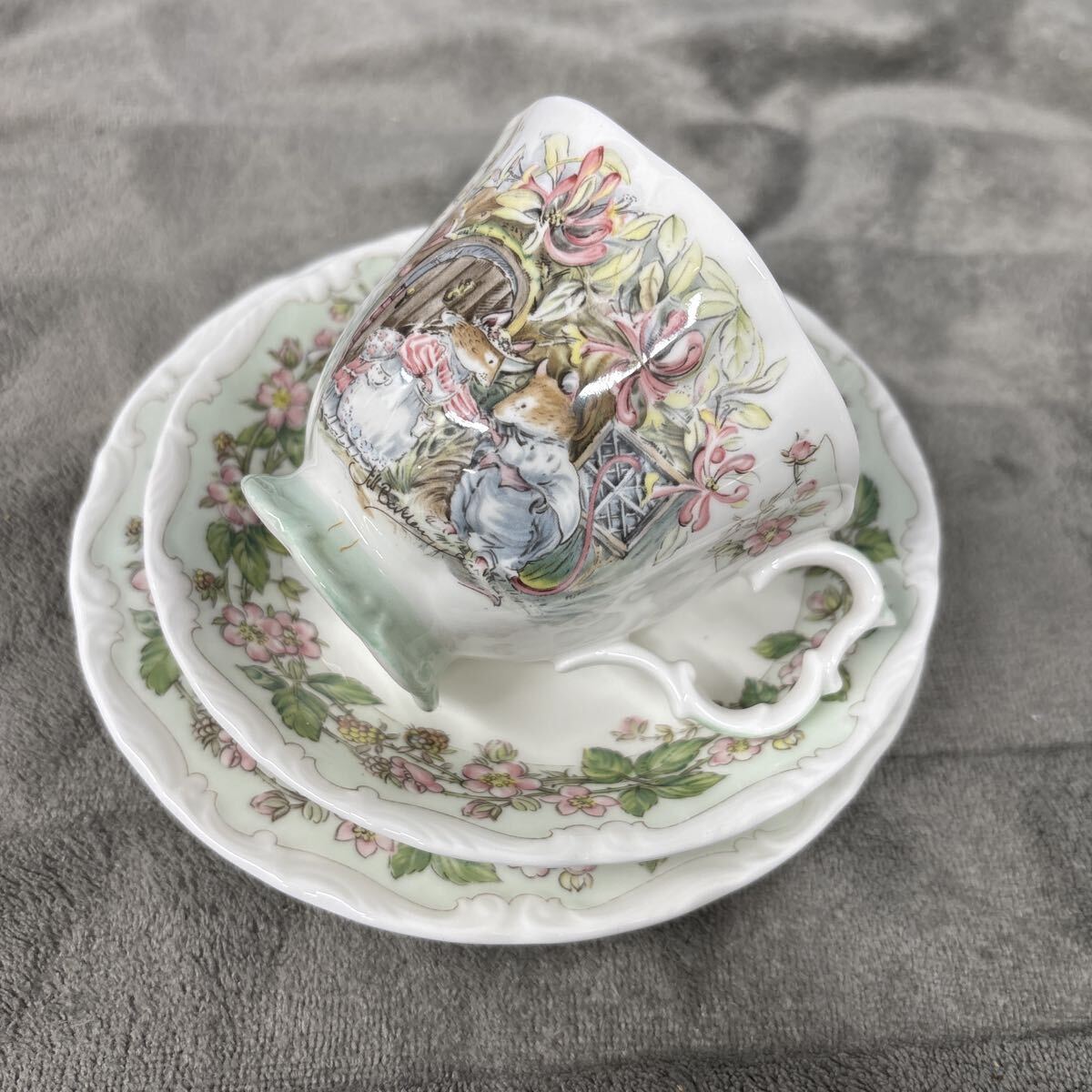 ロイヤルドルトン　ブランブリーヘッジ　サマー　summer 夏　トリオ　　四季　中古　保管品