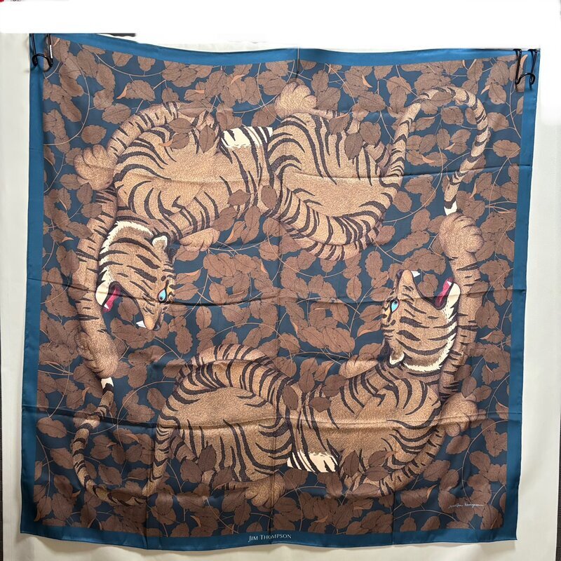 美品 JIM THOMPSON ジムトンプソン カレ スカーフ タイミルク 100% 大判 虎 タイガー 120cm 美しい柄 IW510DA02JMT//