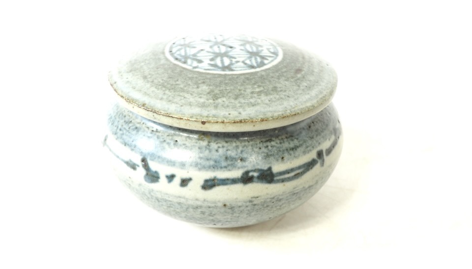 昭和ビンテージ品 加賀 九谷焼 「福禄寿紋蓋付小壺」 在銘品 手書きによる福禄寿の図柄が素晴らしい逸品 直径9cm 口径6cm 高さ6cm TYI503