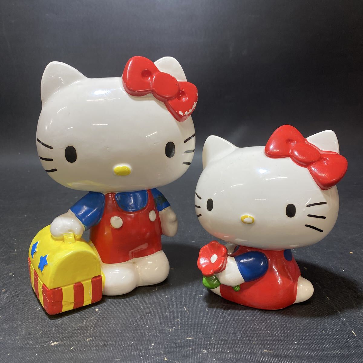 N 6928　[ ハローキティ 貯金箱 ２点セット！！]　陶器 置物 コインバンク ビンテージ 昭和レトロ 日本製 旧ロゴ サンリオ 保管品