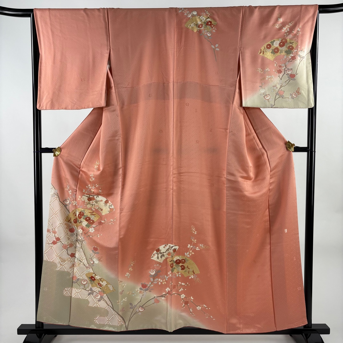 【在庫一掃】 訪問着 身丈156.5cm 裄丈66cm M 袷 吾妻徳穂 落款 扇面 枝梅 刺繍 金彩 サーモンピンク 正絹 名品 【中古】