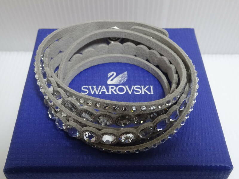 数回の使用美品 SWAROVSKI スワロフスキー 巻きブレスレット グレーカラー KAWA