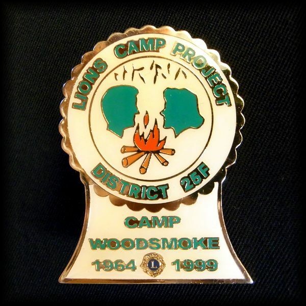 LIONS CAMP PROJECT CAMP WOODSMOKE PIN キャンプ キャプファイヤー たき火 焚き火 大きいピンバッジ ライオンズクラブ No 51