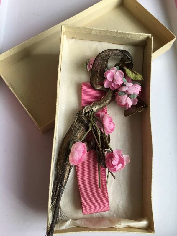 ビスクドール 材料 フランス アンティーク 箱入り ピンクの薔薇 金糸 リボン セット 一式 コサージュ 花