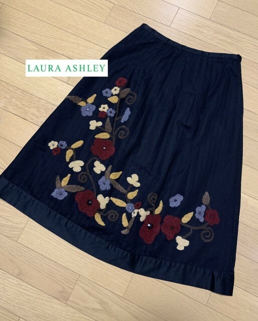 LAURA ASHLEY 【ローラアシュレイ】 アップリケのような刺繍模様 スカート 7号