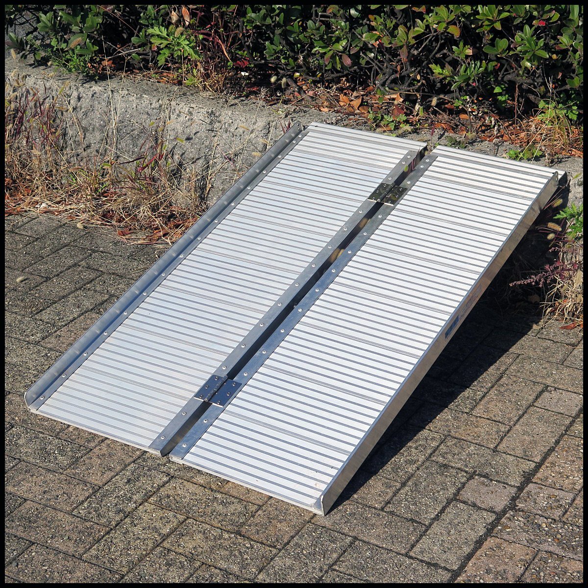 I248) 折りたたみ式 アルミスロープ 全長1220mm 均等荷重:約270kg アルミ製/運搬/車いす/段差解消/介助/介護/室外/△