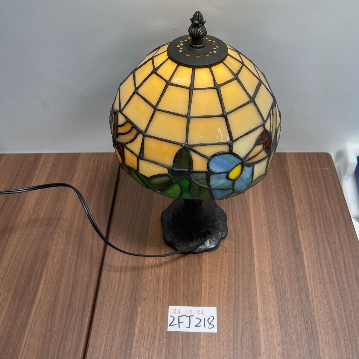 「2FJ218」インテリアライト　ステンドグラス　アンティーク　テーブルランプ 高36cm レトロな雰囲気　淡い色合い　照明器具　（240924）