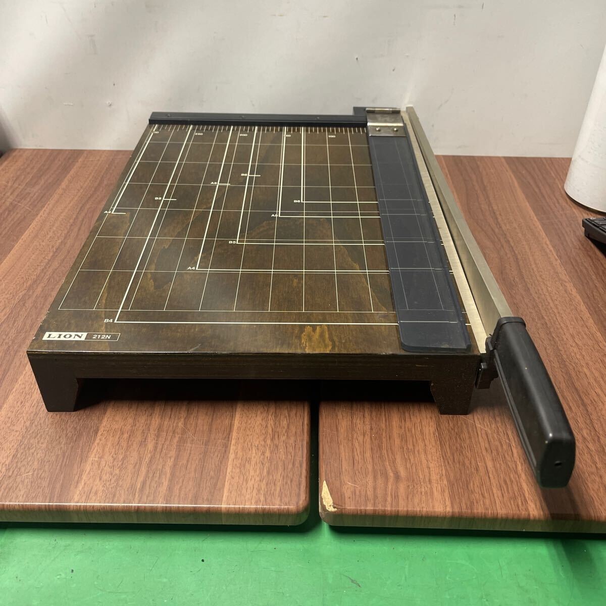 「1FM11」LION 裁断機 ペーパーカッター ライオン事務器　LION 212N（251008）