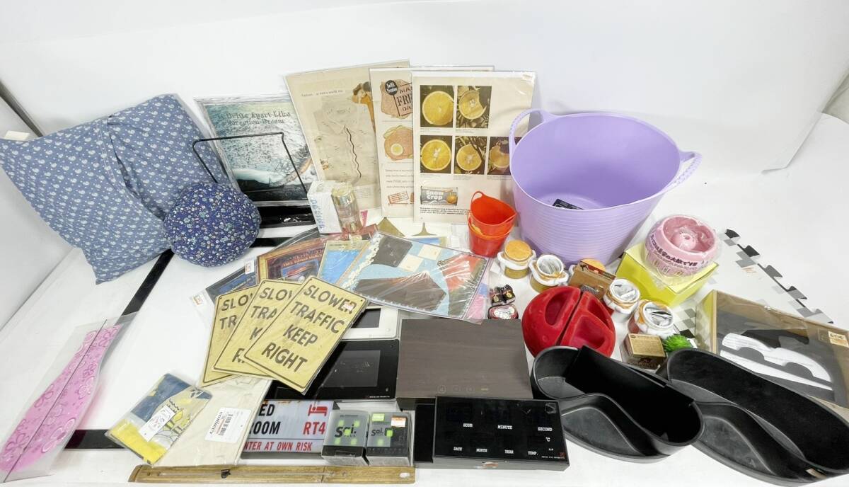 全て未使用 1円～ インテリア 雑貨 まとめ 額 時計 ウォールステッカー 生活雑貨 収納ボックス クッション スタンド 他