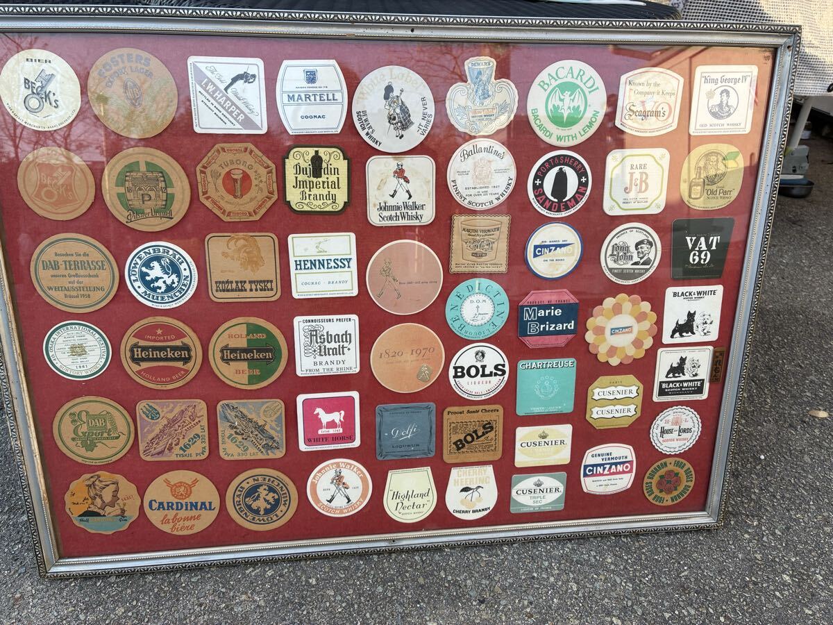 ビンテージのコースターを集めて額にしてます。