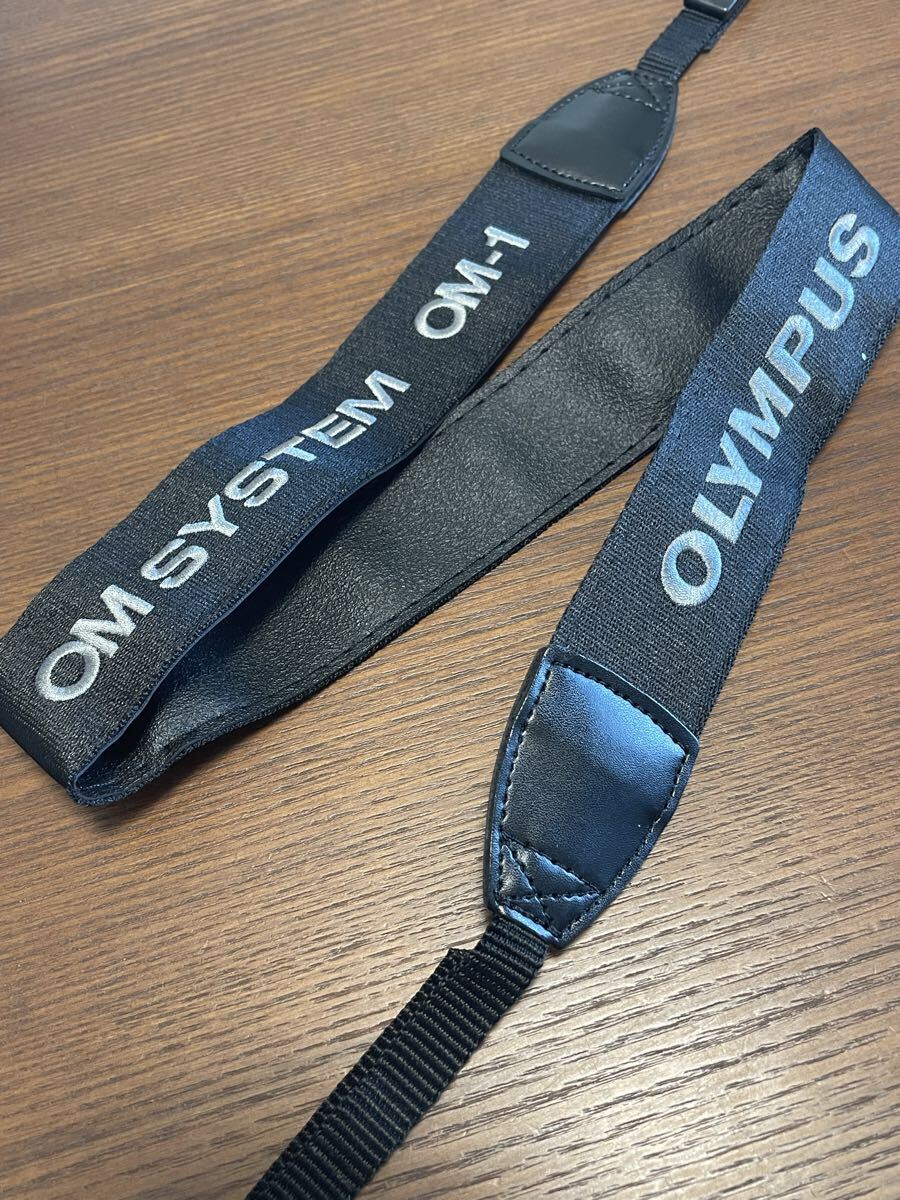 OLYMPUS オリンパス カメラ ストラップ OM SYSTEM OM-1 黒色 ブラック グレー シルバー 刺繍文字 美品