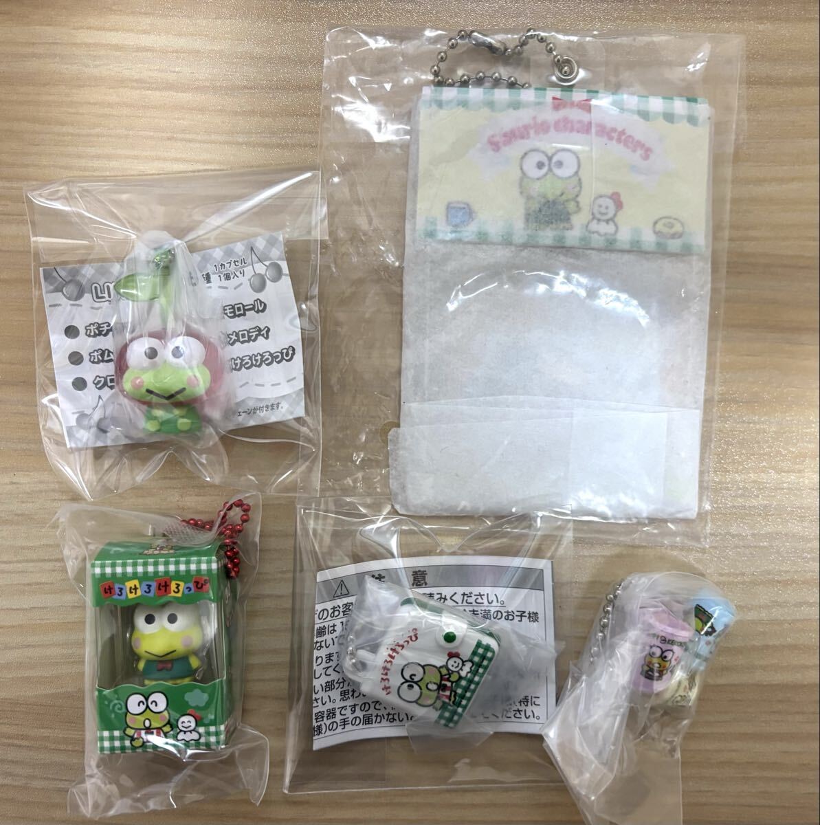 新品サンリオキャラクターズ　けろけろけろっぴ　5点セット　チョコボックス　パッケージ風ミニ小物入れ レトロミニチュアチャームコップ