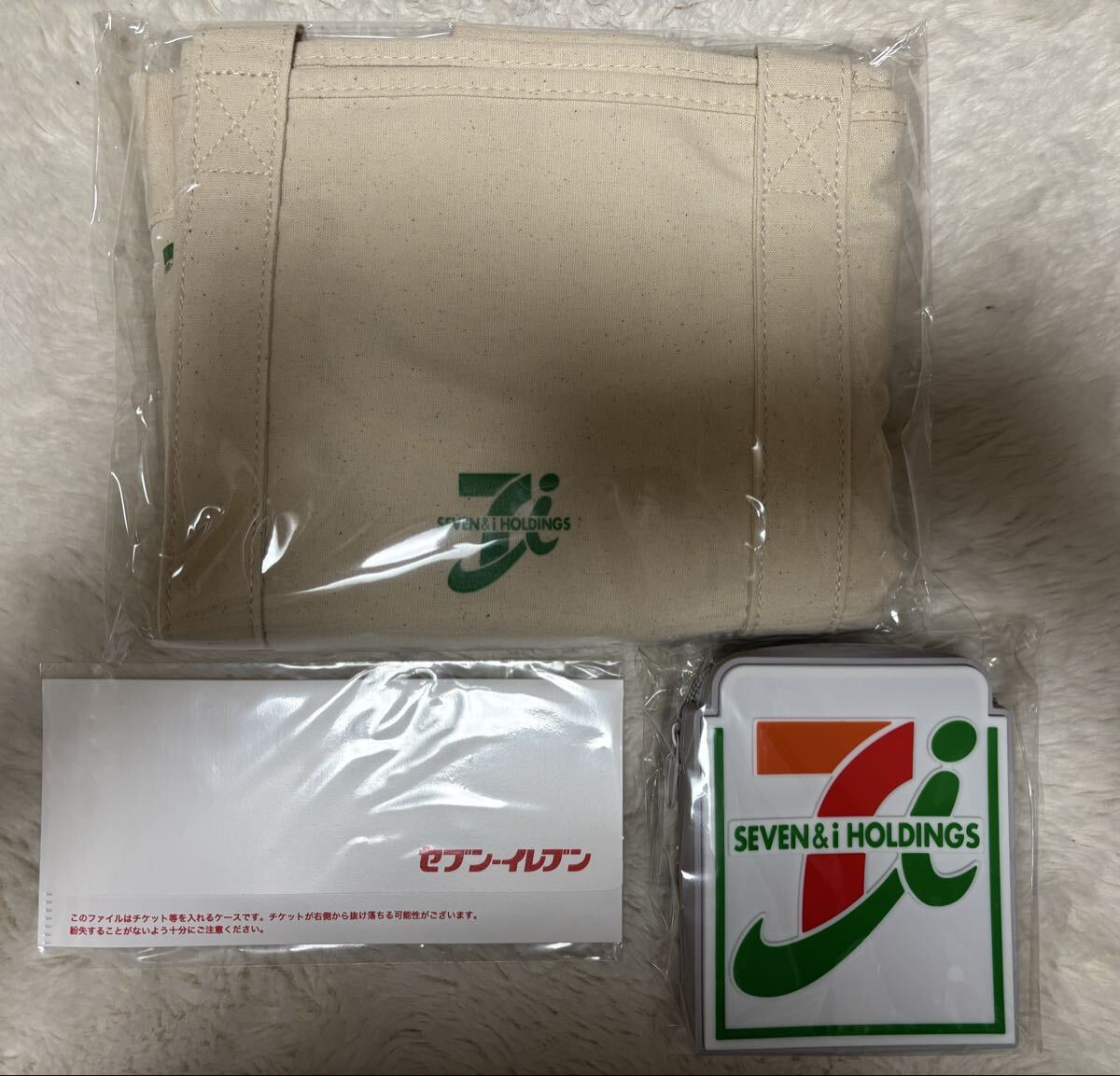 未使用セブンイレブン福袋景品 セブンイレブン 福袋 シリコンポーチ グッズ トートバッグ チケットケース風ファイル　3点セット