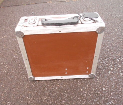 ★　カギ付き　小さなアルミケース　外寸３１０（Ｗ）×１１０（Ｈ）×２６０（Ｄ）２・４㎏　内部貼り替え済　中古　★