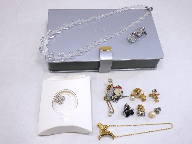 r5L052R- ブローチ おまとめ9点 ヴァンドーム クローバー 猫 月 花 虫 ピエロ 他 色々/DINA DINA ネックレス イヤリング セット 水晶 