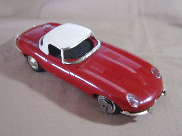 ジャガー スポーツカー赤　ラジオ　受信鳴ります