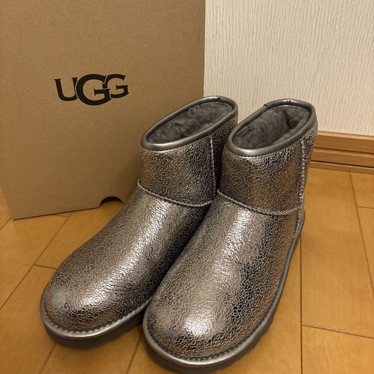 新品◆ UGG CLASSIC MINI METALLIC SPARKLE アグ　クラシックミニ　メタリック　サイズ7 24.0 シルバー ムートンブーツ