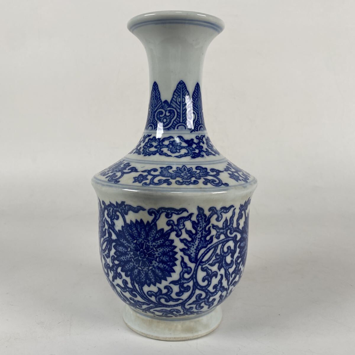 中国古美術　青花花唐草文花瓶　染付　大清乾隆年製　飾壺　壷　中国古玩　朝鮮古美術　骨董品　古美術品　高さ21.5cm 横12cm【1027】