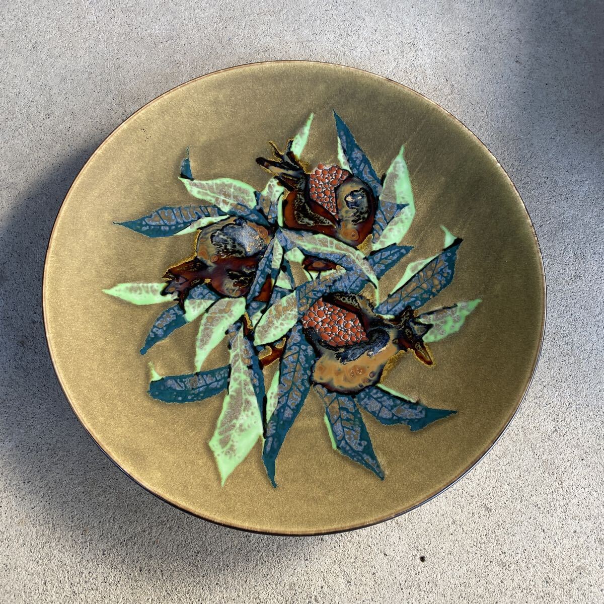 日展陶芸作家　肥前　有田焼　草場正人　色絵柘榴文飾皿　皿　大皿　作家　在銘　骨董品　古美術品　直径46.5cm【123】