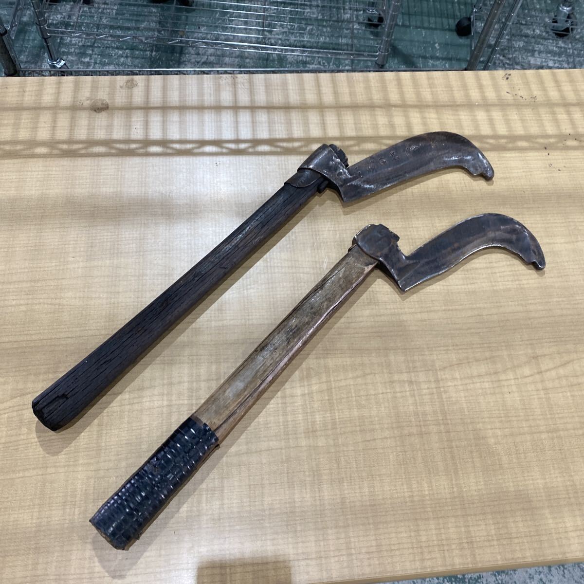 旧家整理品　土佐打　月星　斧　大工道具　のこぎり　 古道具 草刈り鎌　民藝　鉈　アウトドア　優秀品　全長57cmと53cm【128】