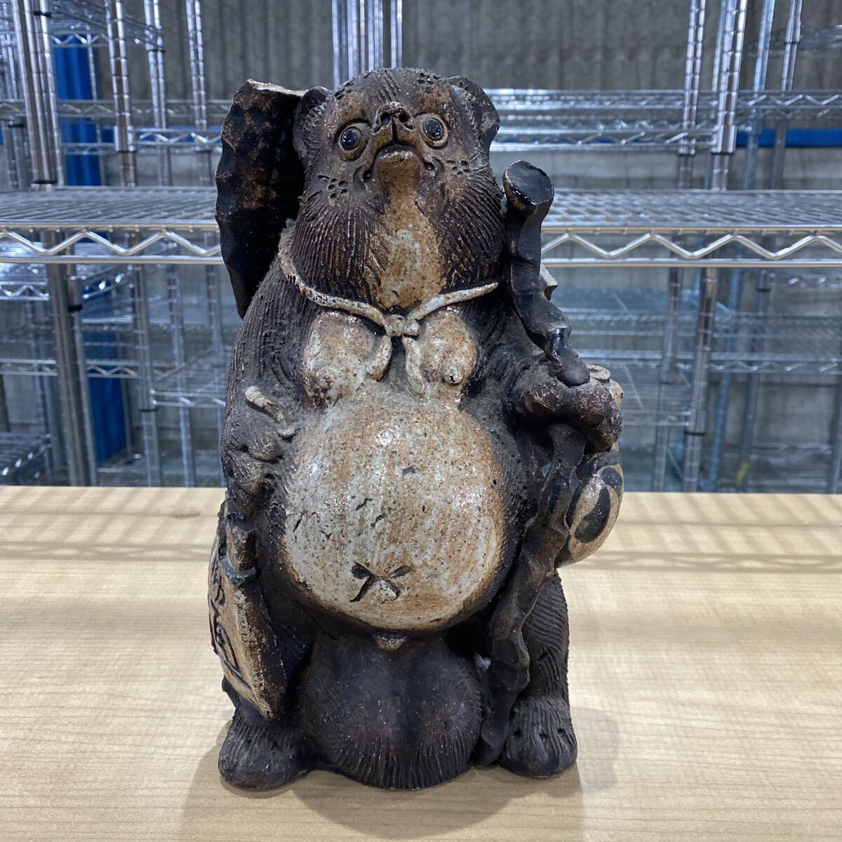 旧家整理品　古い狸の置物　縁起物　たぬき　オブジェ 商売繁盛 縁起物 狸　時代　骨董品　古美術品　高さ28.5cm 横17.5cm【128】