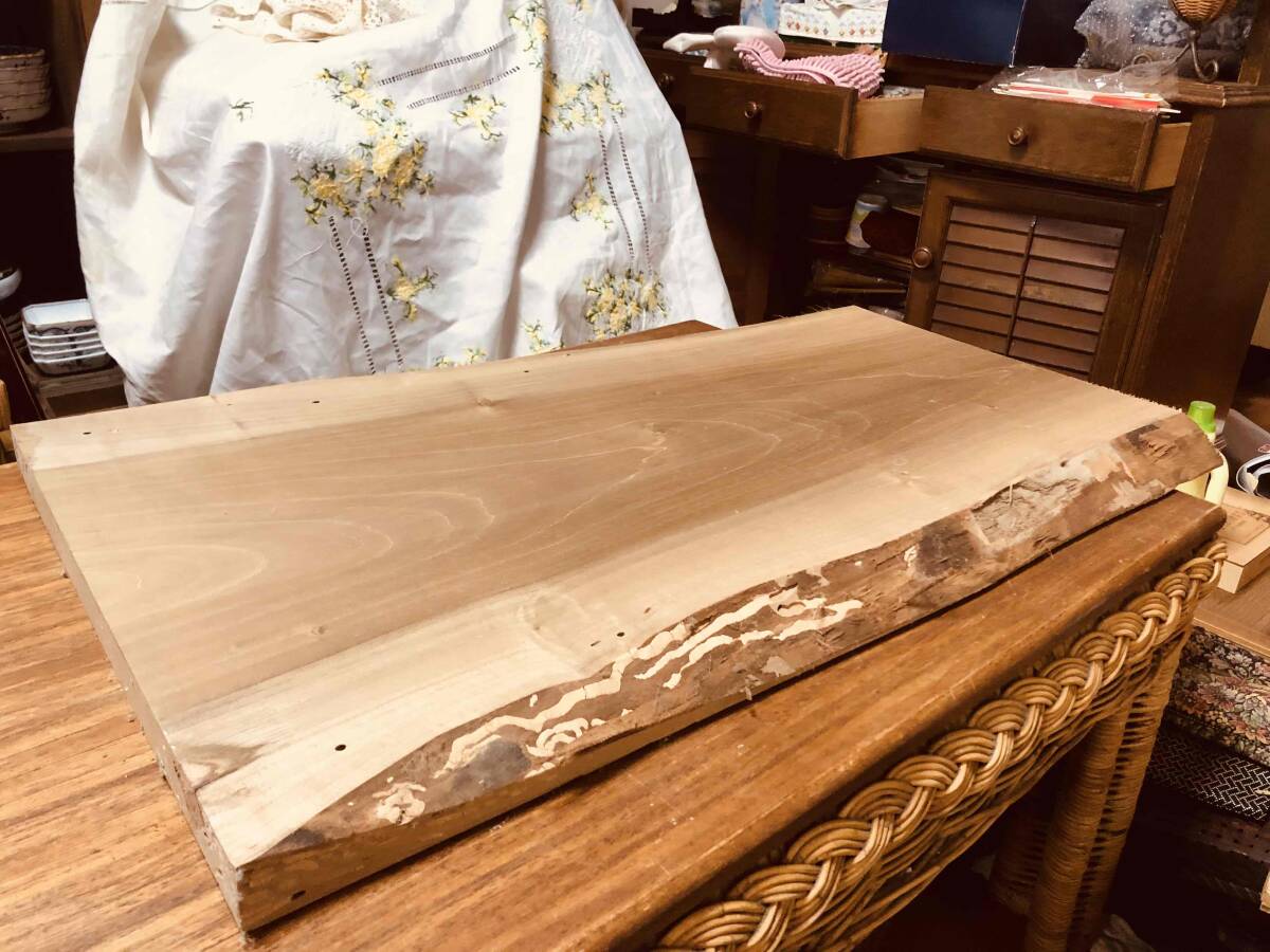 【天然木 一枚板】杉？ 大型 80.5cm×47.5cm 厚さ3.5cm 重さ8kg超 DIY 天板 敷板 素材 飾り台　皮付き 無垢材 テーブル ワークトップ