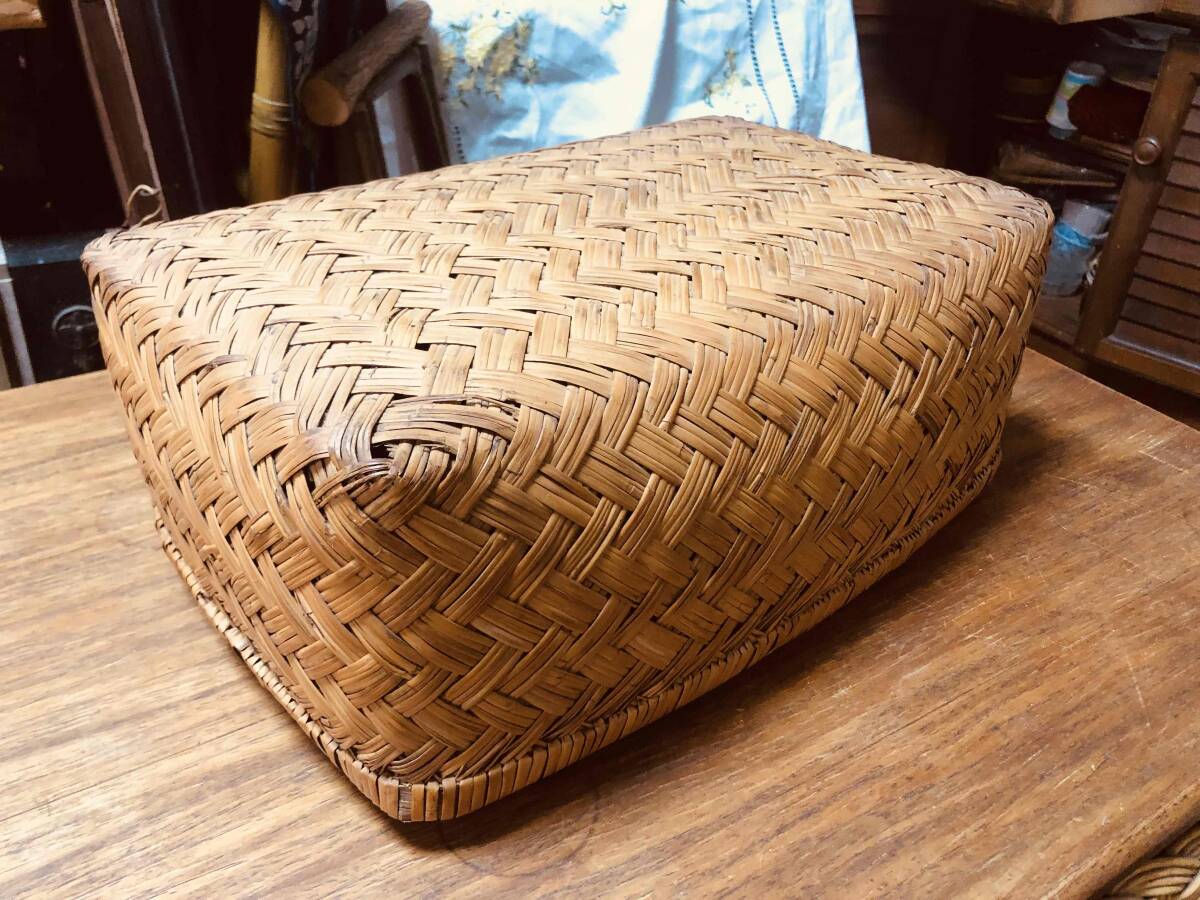 【蓋付き ラタンバスケット】特大 43.5cm 籐 かご 裁縫箱 収納 ボックス 什器 キャンプ ピクニック カゴバッグ インテリア 古道具