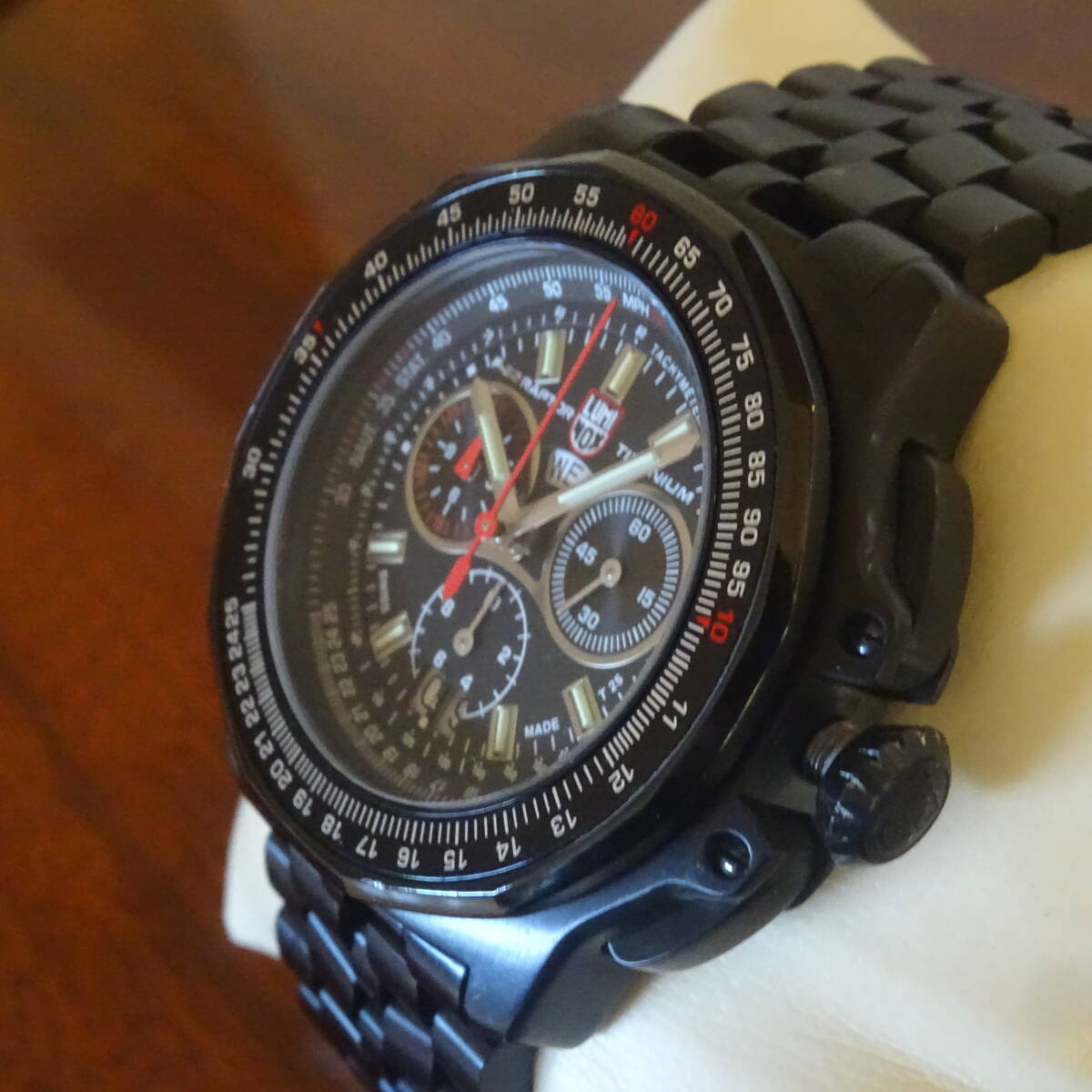 70％OFF超美品 Luminox F22ラプター クロノグラフクォーツ SWISS MADE 総チタニウム製 200M防水 Day/Date ねじ込み式竜頭定価28.6万円