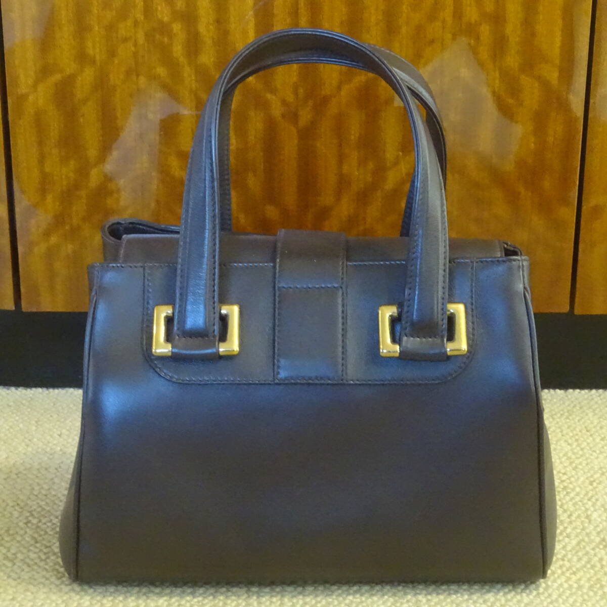 68%OFF 新品・未使用 Chopard ショパール レデイース ハンドバッグ 29CM横ｘ20CM高ｘ15CM幅 ブラウンカラー ゴールド装飾 定価３０万円
