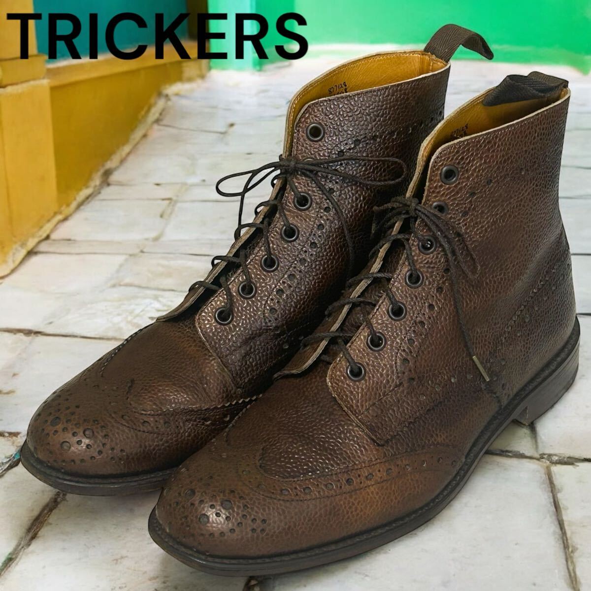 極美品 未使用級 トリッカーズ ウイングチップレースアップブーツ シボ革 ダークブラウン UK7.5 26cm相当 コマンドソール イギリス製