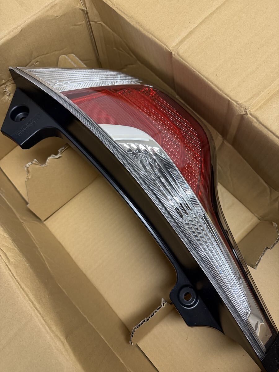 USテールライト トヨタプリウスC 2015 - 2017左リアテールライトライト純正OEM OE Toyota Prius C 2015 - 2017 Left Rear Tail Light Lamp 