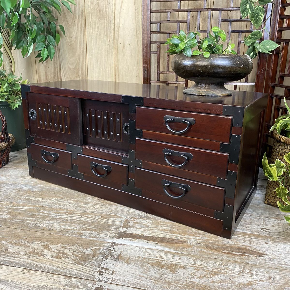 送料無料、民芸家具和引き戸付きチェストタンス(80㎝)サイドボードテレビ台、収納箪笥桐材、木製天然無垢材、箪笥多引き出し飾り台置台