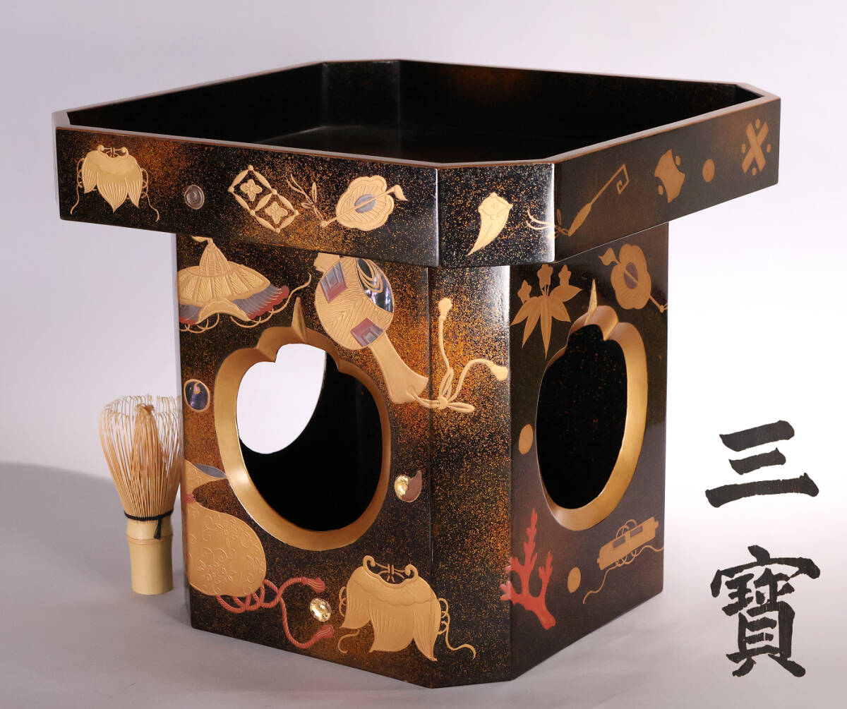 【MB103】時代 宝尽くし金蒔絵 螺鈿細工 総梨地 三寶台 幅30.5cm 木製 木箱入 大正期 三方 三宝 供物台 仏具 漆芸 伝統工芸品 漆器