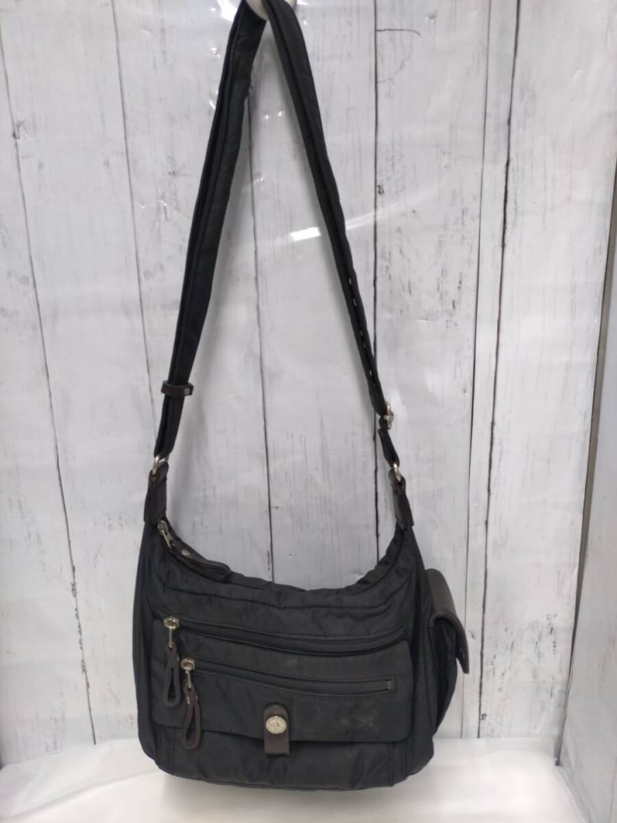 【09】ケンショウ　アベ　ショルダーバッグ　黒　携帯入れ　KENSHO ABE a.k. ファスナー 付き