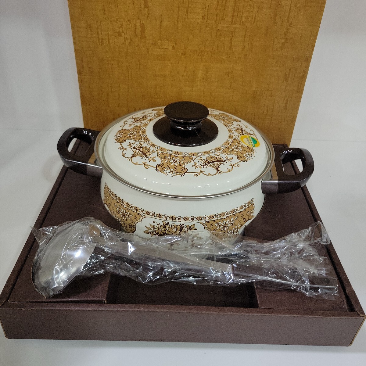 №9590 未使用 長期保管品 山郷陶器 花束柄 ホーロー鍋 20㎝ おたま付き