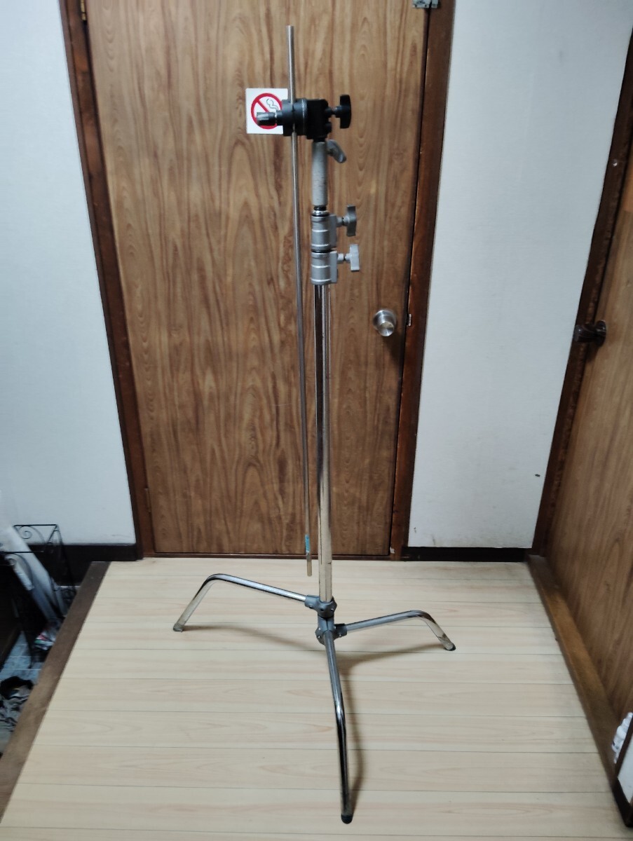 AVERAGEセンチュリースタンドとメーカー不明のグリップヘッドとアルミパイプセットです使用感ある実用品 モノブロックライトスタンドに