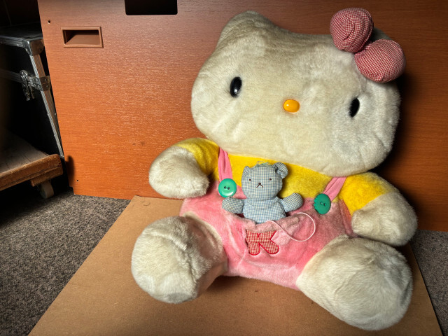 ハローキティ　キティちゃんのぬいぐるみ　大きいです