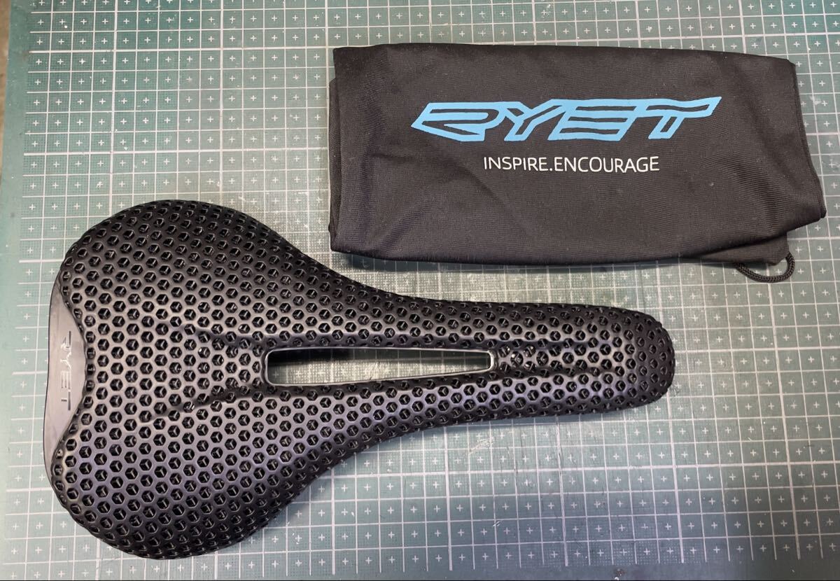 中古美品 RYET 3D Printed Full Carbon Base Saddle 250mmLength 145mmWidth 7.3mmRailWidth Shenzhen Jingchuang Bicycle 箱、ソフト袋付